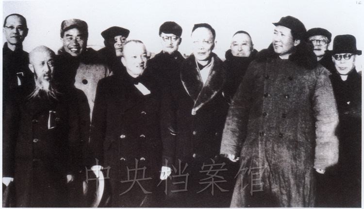 △1949年3月25日,毛泽东、朱德、董必武、林伯渠同马叙伦、黄炎培、郭沫若等在西苑机场的合影。(中央档案馆供图)