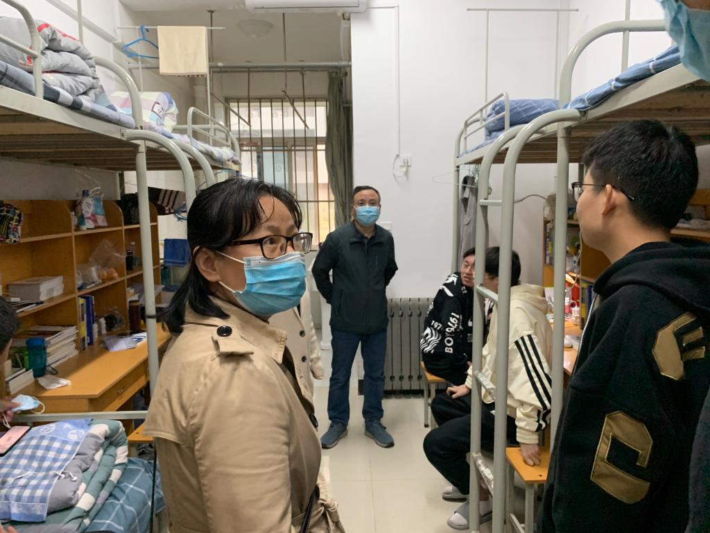 西安交大城市学院中兴通讯技术学院进宿舍慰问新生